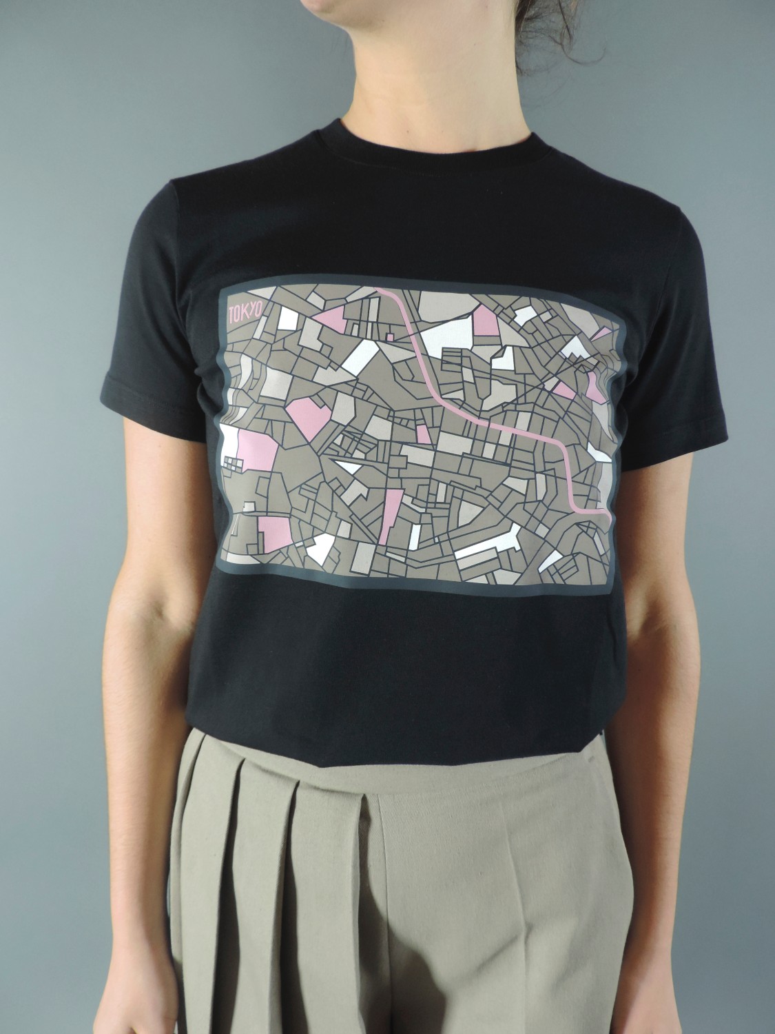 shop MSGM Saldi T-shirts: MSGM t-shirt girocollo nera con cartina di Tokyo sul davanti. number 618