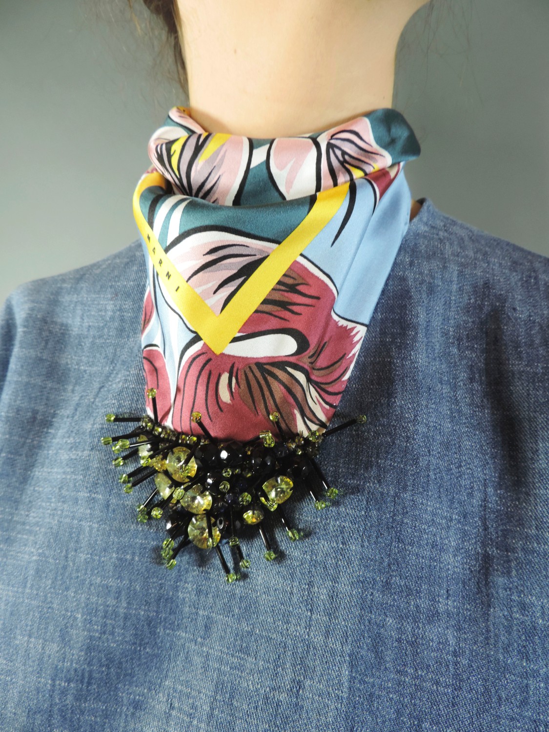 shop Marni  Accessori: Marni foulard stampa amlapure in seta con applicazioni gioiello nel color illusioni blue. number 610