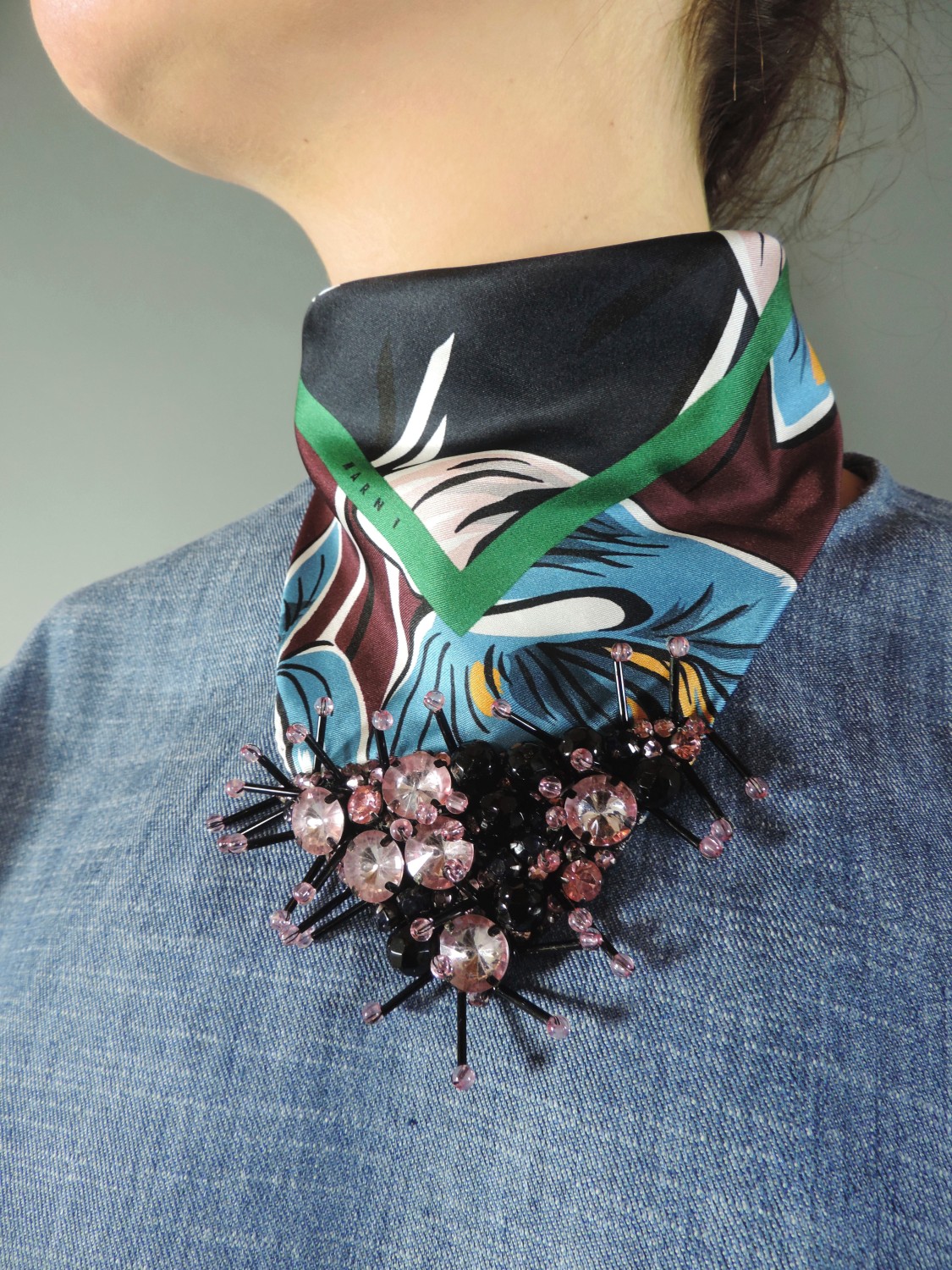 shop Marni Saldi Accessori: Marni foulard stampa amlapure in seta con applicazioni gioiello nel color wine. number 606