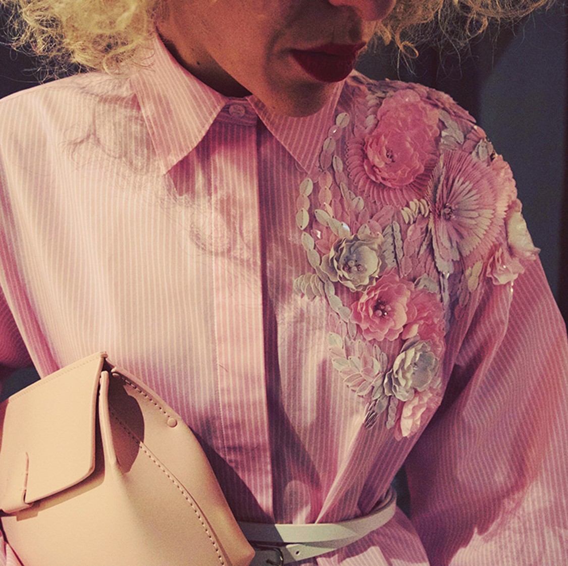 shop MSGM Saldi Camicie: Camicia MSGM, rosa a righe bianche, applicazioni in paillette sulla spalla sinistra, modello classico, più lunga dietro.

Composizione: 72% cotone, 25% poliestere, 3% elastan. number 1191