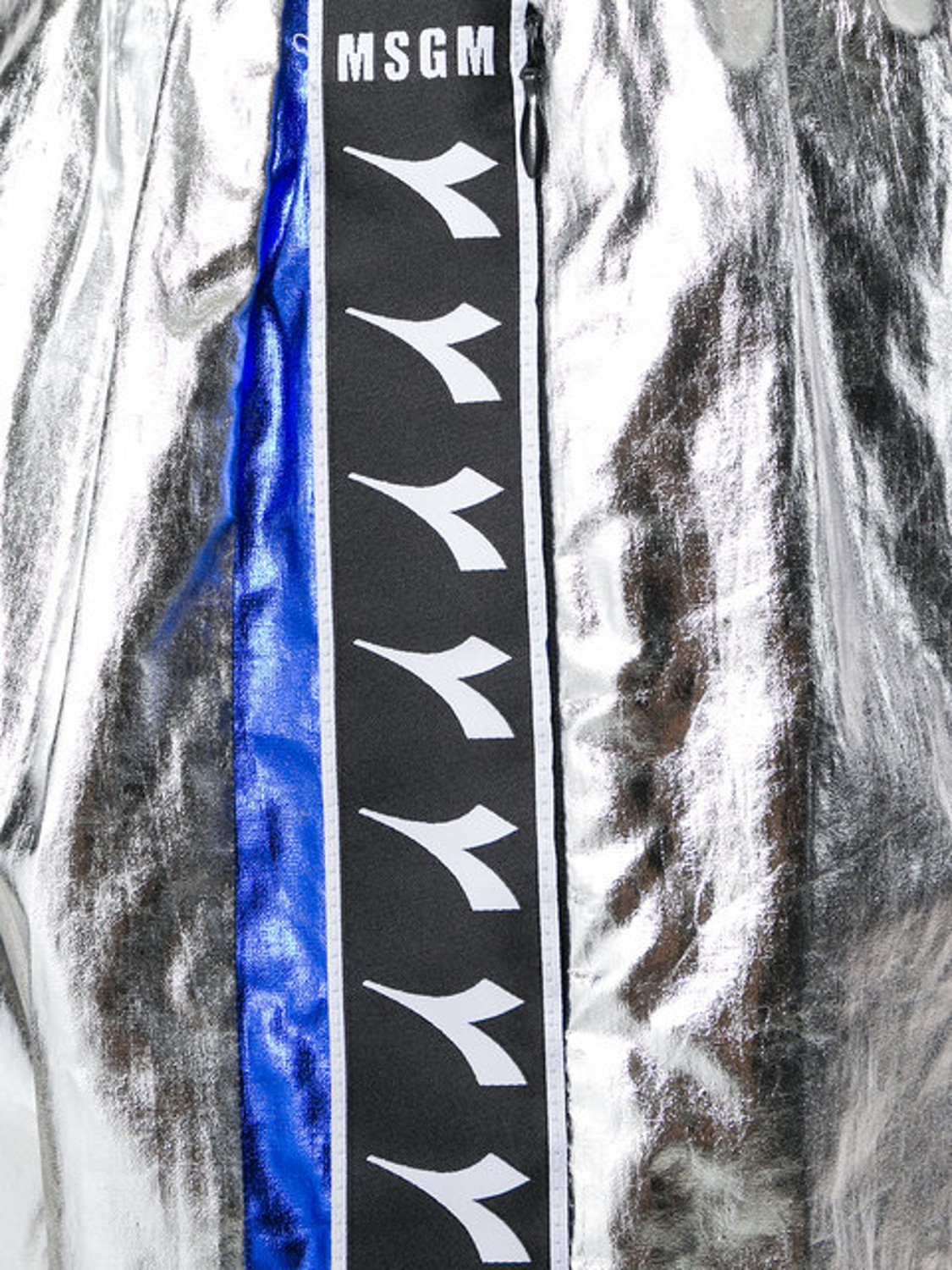 shop MSGM Sales Pantaloni: Pantaloncino MSGM in collaborazione con Diadora, color argento con bande laterali in blu e nero, tasche laterali con zip.

Composizione: 80% cotone, 20% poliuretano. number 1247