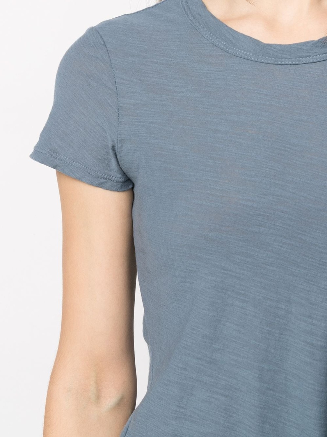 shop James Perse  T-shirts: T-shirts James Perse, girocollo, manica corta, stondata infondo, in cotone fiammato, color denim.

Composizione: 100% cotone. number 2056
