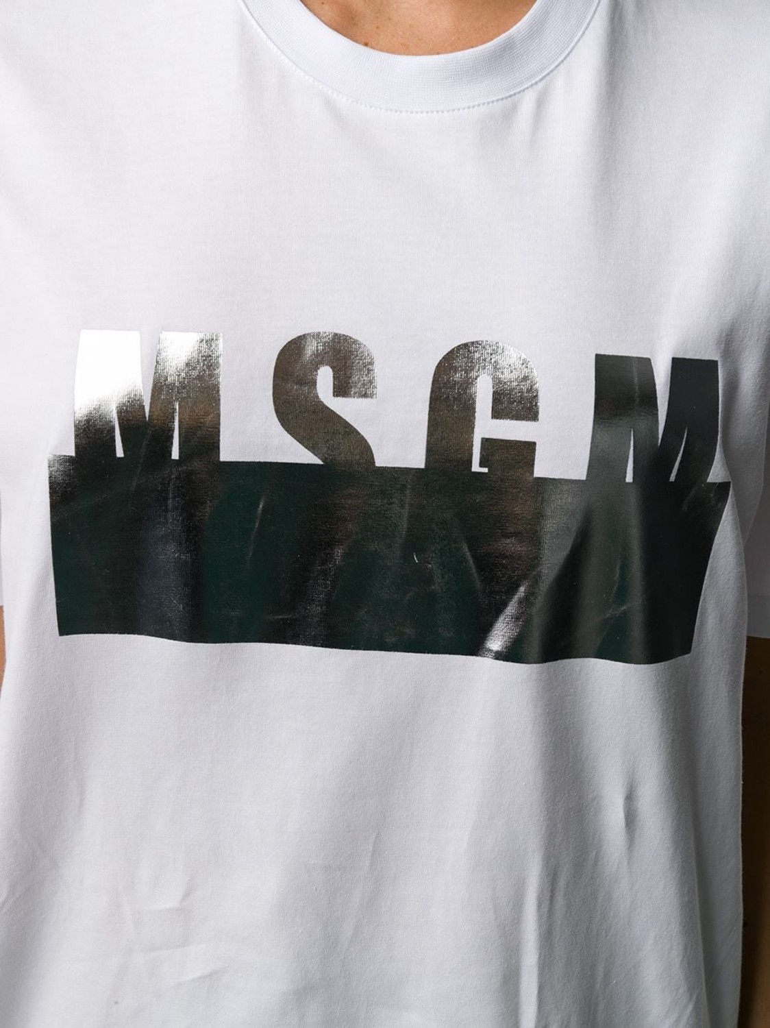 shop MSGM Saldi T-shirts: T-shirt MSGM, modello classico, manica corta, girocollo, lunghezza regolare, logo argento stampato davanti.

Composizione: 100% cotone. number 1628