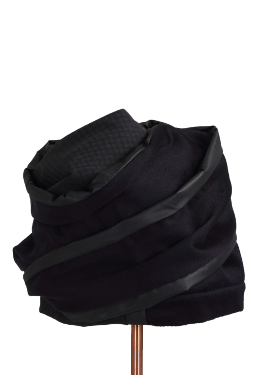 shop Flapper Sales Accessori: Cappello Flapper, modello Atena, in nylon blu e lana nera, patchwork.

Composizione: 95% lana, 5% nylon. number 1543